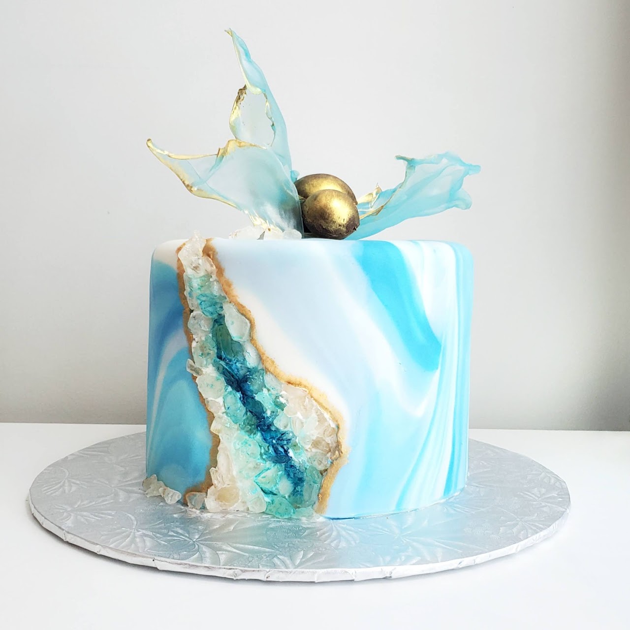 Marble geode cake · Geode cake