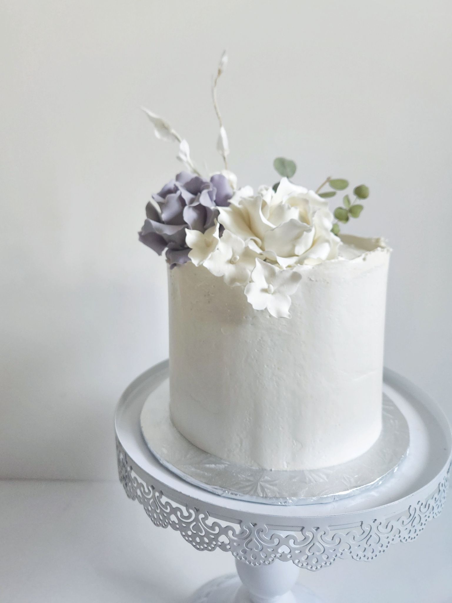 Single tier purple and white wedding cake · Single tier purple and white wedding cake